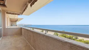 Apartamento con 3 dormitorios en venta en Estepona Centro