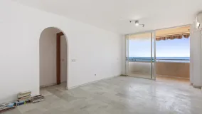 Apartamento con 3 dormitorios en venta en Estepona Centro