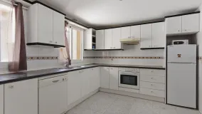 Apartamento con 3 dormitorios en venta en Estepona Centro