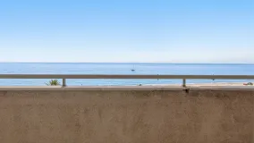 Apartamento con 3 dormitorios en venta en Estepona Centro