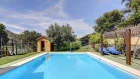 Villa for sale in Estepona with 6 bedrooms