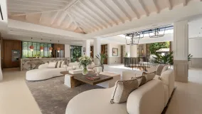 Villa de 6 dormitorios en venta en Nueva Andalucia