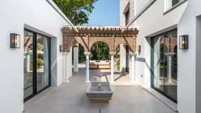 For sale villa with 5 bedrooms in Nueva Andalucia