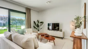 Comprar apartamento planta baja de 2 dormitorios en Estepona
