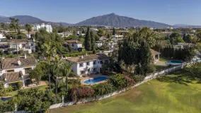 Villa en venta con 4 dormitorios en Guadalmina Alta