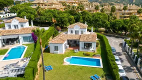 For sale villa with 4 bedrooms in Elviria