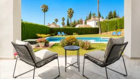 For sale villa with 4 bedrooms in Elviria