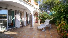 Pareado de 4 dormitorios a la venta en Calahonda