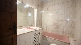 Pareado de 4 dormitorios a la venta en Calahonda