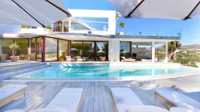 Buy 7 bedrooms villa in Nueva Andalucia