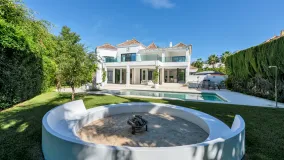 Villa en venta de 4 dormitorios en Nueva Andalucia