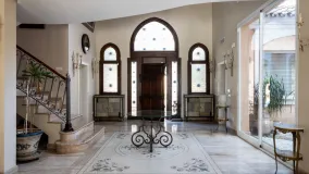 Buy villa in Estepona East