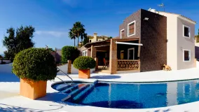 Altos de Estepona, villa con 6 dormitorios a la venta