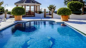 Altos de Estepona, villa con 6 dormitorios a la venta
