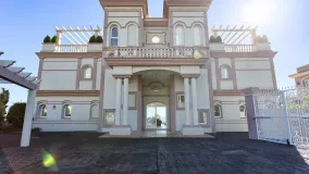 Villa a la venta en Los Flamingos Golf de 8 dormitorios