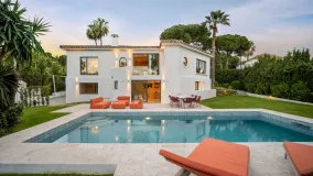 Villa for sale in Nueva Andalucia