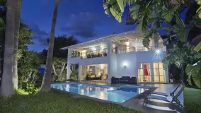 Villa for sale in Elviria