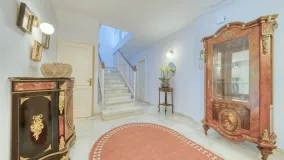 For sale villa with 6 bedrooms in Nueva Andalucia