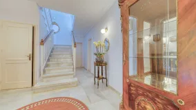 For sale villa with 6 bedrooms in Nueva Andalucia