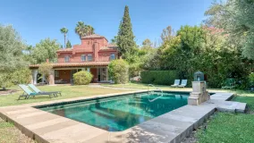 For sale villa with 6 bedrooms in Nueva Andalucia