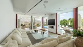 Buy villa in Nueva Andalucia