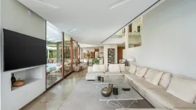 Buy villa in Nueva Andalucia