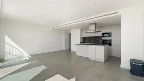 Buy penthouse with 3 bedrooms in Estepona East