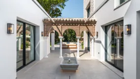 Villa for sale in Nueva Andalucia