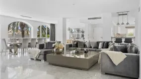 Villa en venta en Elviria