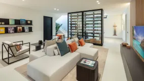 Villa for sale in Nueva Andalucia