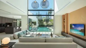 Villa for sale in Nueva Andalucia
