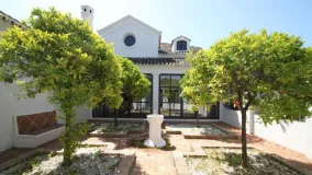 For sale villa with 6 bedrooms in Guadalmina Baja