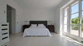 For sale villa with 6 bedrooms in Guadalmina Baja