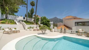 For sale villa with 5 bedrooms in Las Lomas de Nueva Andalucia