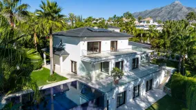 Villa en venta con 5 dormitorios en Nueva Andalucia