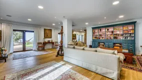 Marbella Este, finca de 7 dormitorios en venta