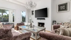 For sale villa in Nueva Andalucia