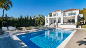For sale villa in Nueva Andalucia