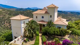 Altos de Estepona, villa con 7 dormitorios a la venta