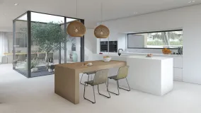 For sale villa with 5 bedrooms in Los Altos de los Monteros