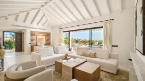 Villa for sale in Nueva Andalucia