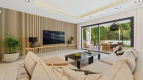 For sale villa with 5 bedrooms in Nueva Andalucia