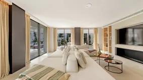 For sale villa with 4 bedrooms in Nueva Andalucia