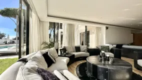 Villa en venta con 8 dormitorios en Artola