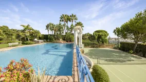 Buy 6 bedrooms villa in Nueva Andalucia
