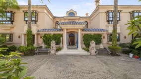 Buy 6 bedrooms villa in Nueva Andalucia