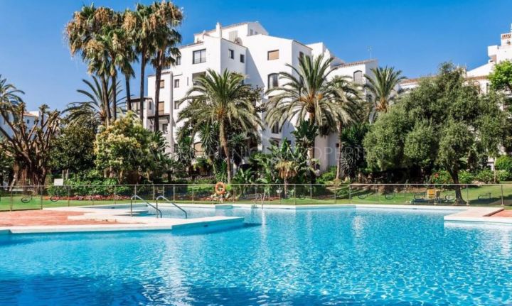 El encantador apartamento en planta baja de 3 dormitorios en Jardines del Puerto, Puerto Banus, Marbella.