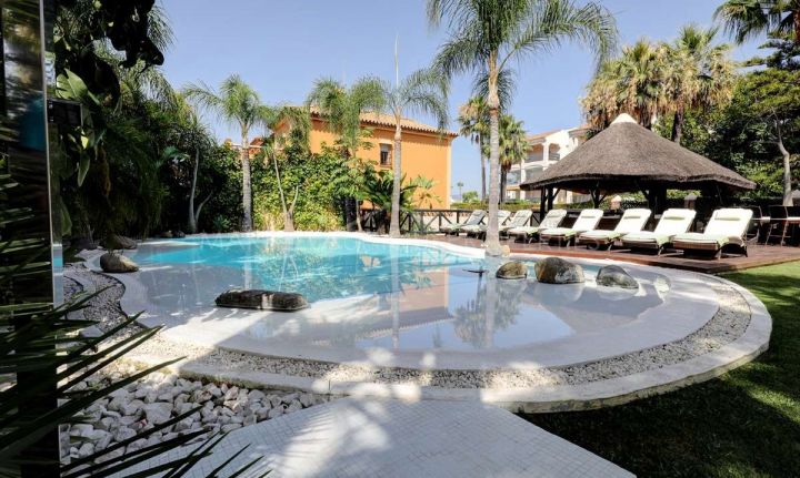 Wonderful 6 bedroom villa beachside in Cortijo Blanco with amazing features