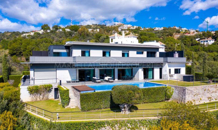 A stunning 5 bedroom villa with sea views in Los Altos de Los Monteros