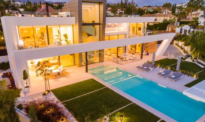 Villa de nueva construcción de 5 dormitorios en Bahía de Marbella